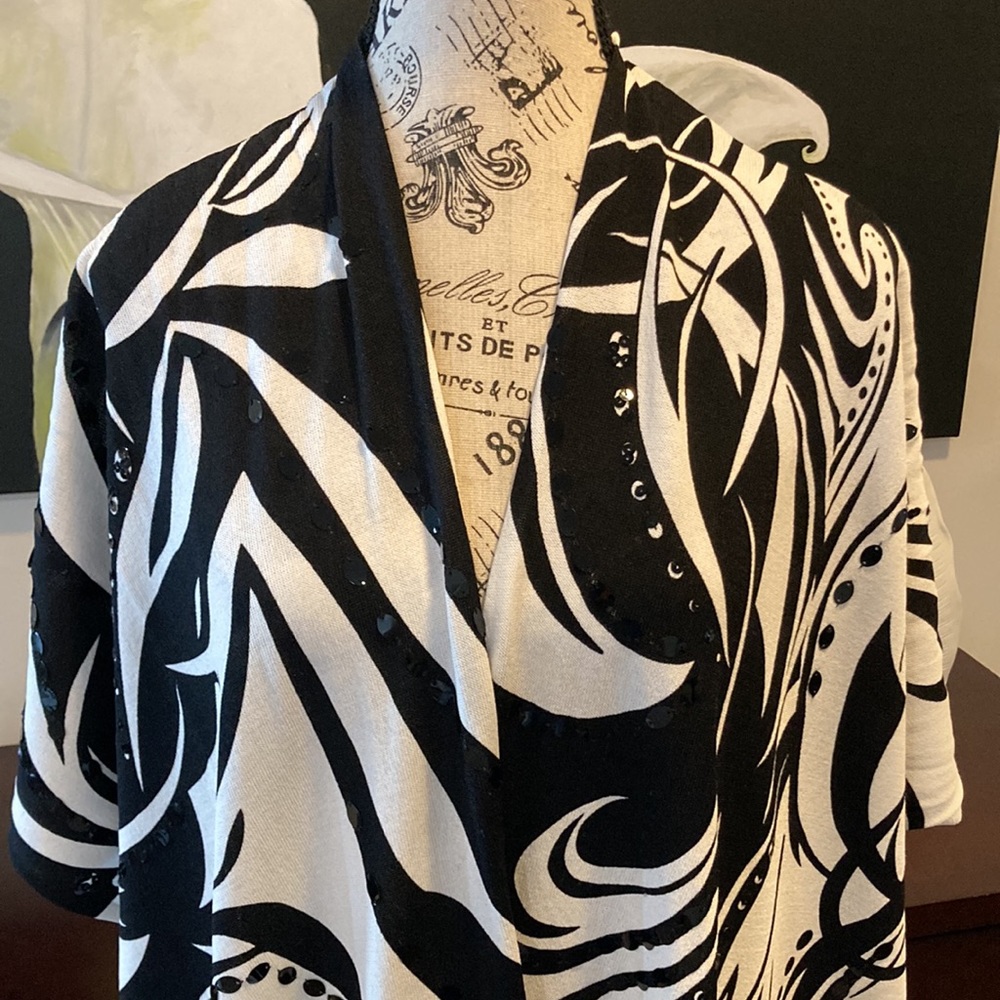 💥FINAL PRICE💥 Chico's Black & White Ruana Wrap w/Sequins One Size